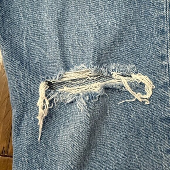Levi's 501 Jeans Distressed Med Wash Classic Button Fly Women's Size 25x30 - Picture 4 of 7